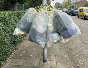 afval ophangen aan haken